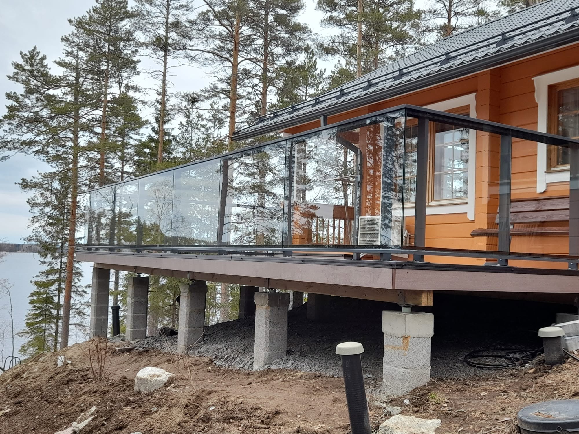 Järvenrantaterassi ja lasikaide