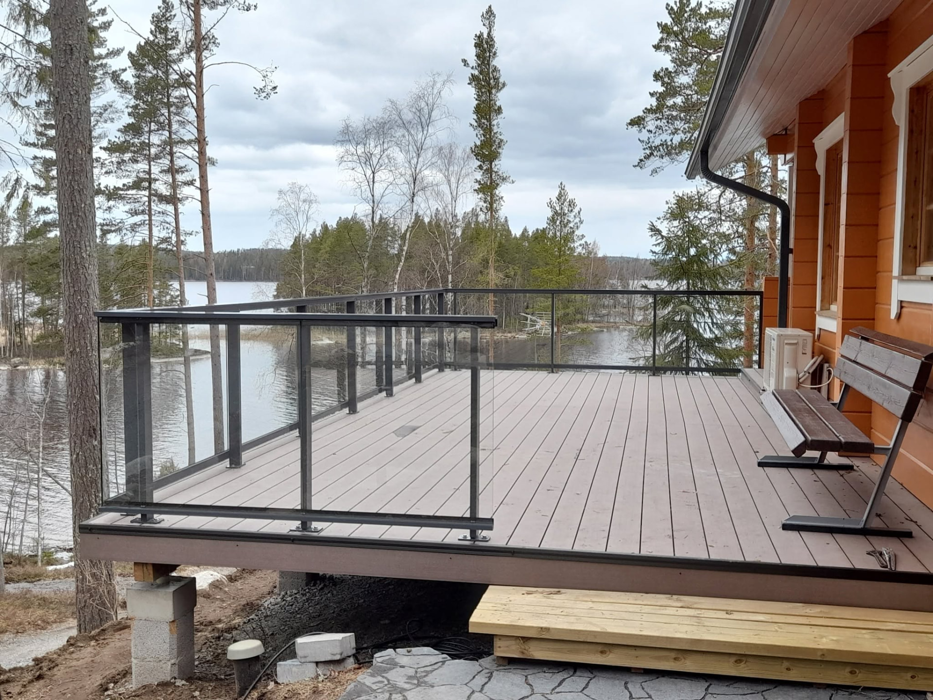 Sauna & Tupa Suutarit Oy:n rakentama järvenrantaterassi